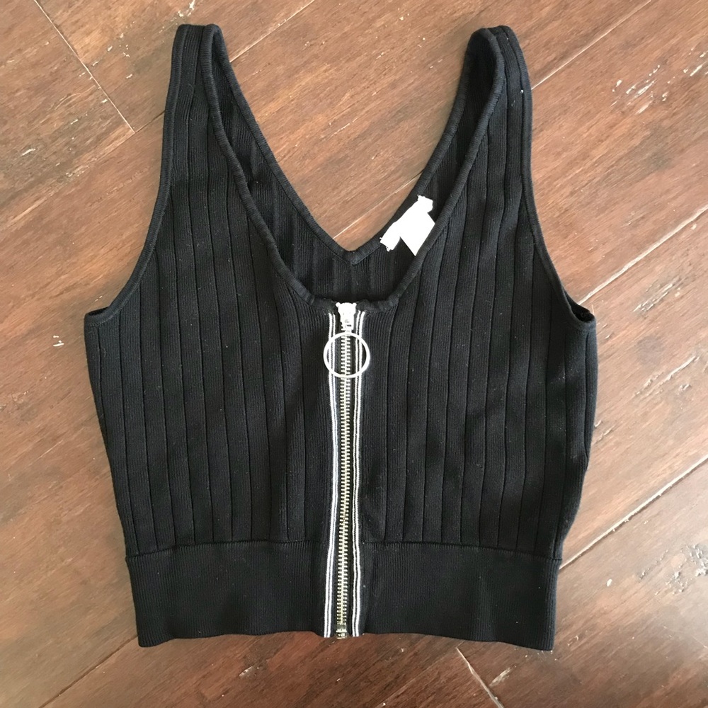 H&M amazing o-ring detail black plunge top. XS
